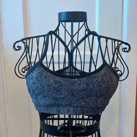 Lululemon Flow Y Bra-Size 6 - Picture 1 of 4
